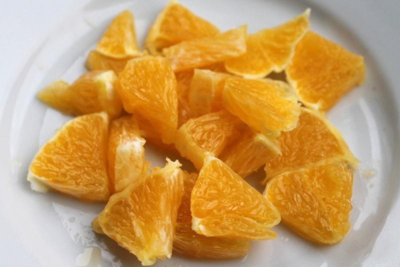 snijd de sinaasappel in plakjes