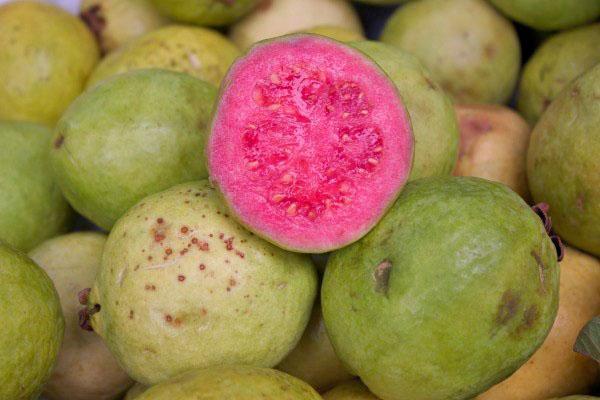 guavefruit met roze vruchtvlees