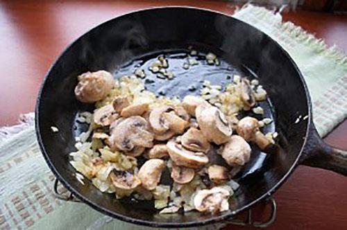 champignons en stoofpot toevoegen