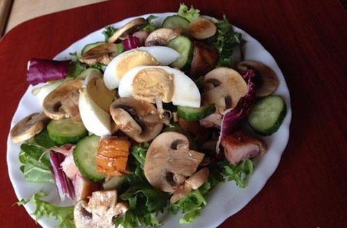 jednostavna salata od piletine i gljiva