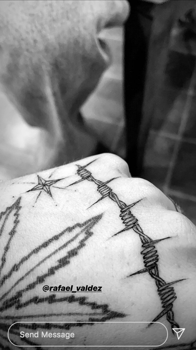 Presley Gerber szögesdrót tetoválása, Rafael Valdez
