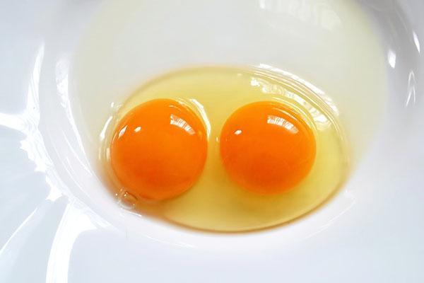twee dooiers in een ei