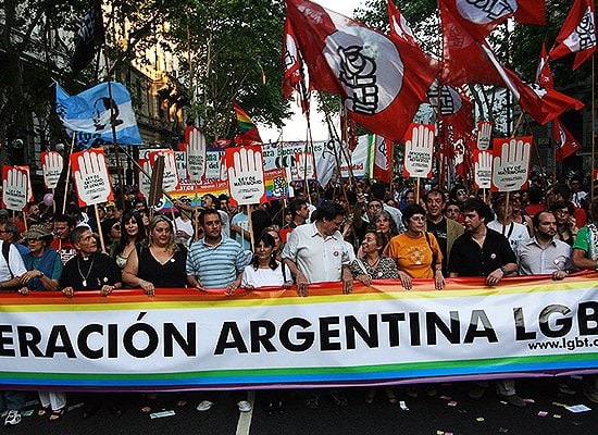 צילום באמצעות מרכז מונטרוז ארגנטינה הייתה המדינה הראשונה באמריקה הלטינית שהעבירה חקיקה בנושא נישואים חד מיניים בשנת 2010 והפכה לתפקיד המוביל של מדינות לטיניות אחרות.