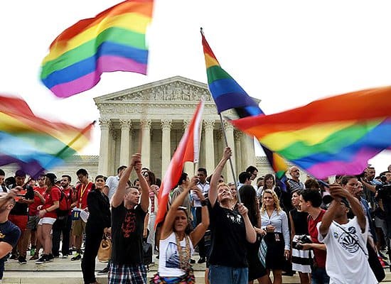 Fotó a RollingStone -on 2015-ben a Legfelsőbb Bíróság mind az 50 államban legalizálta az azonos neműek házasságát. Ezt megelőzően 37 államban, köztük a Columbia körzetben is elismerték az azonos neműek házasságát. Ez egy hosszú út volt, sok vitával, népszerűsítéssel és szavazatok megszerzésével. Egy különleges szószóló, Evan Wolfson kezdte meg