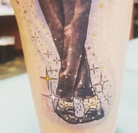 Fotó: Instagram. A néhai énekesnő lába körül csillagok is vannak, amelyeket aláírt fehér zokni és fekete cipő díszít.