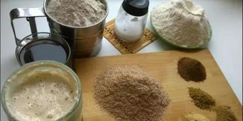 ingrediënten voor het bakken van rogge-tarwebrood