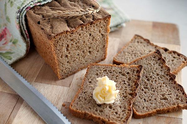 raženi pšenični kruh u pekaču