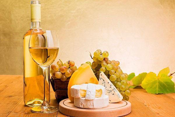 vino od brezovog soka posluženo u čašama bijelog vina