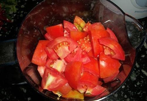 nasjeckajte rajčice za umak