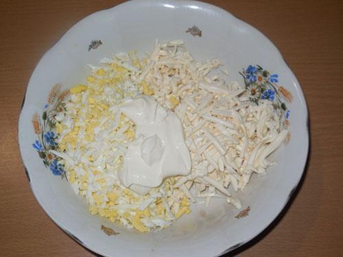 mix eieren en kaas met mayonaise