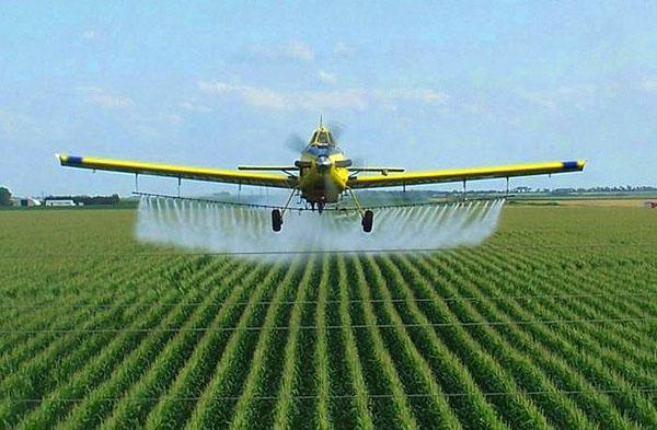 behandeling van velden met insecticide per vliegtuig