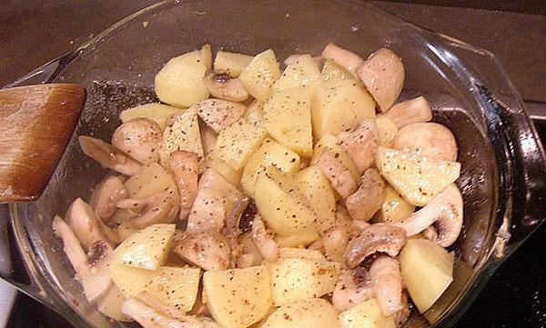 pomiješajte gljive, krumpir, sol i začine