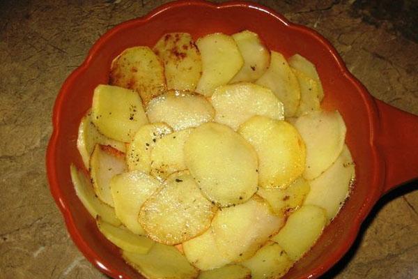 doe de aardappelen in een vorm