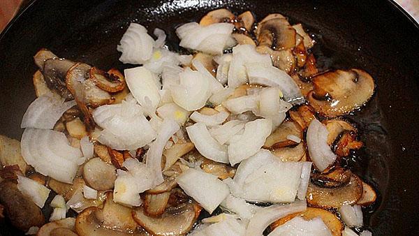 voeg uien toe aan champignons