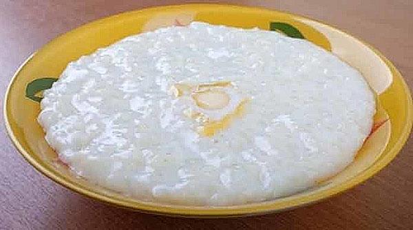 rijst mengen met mayonaise en ei