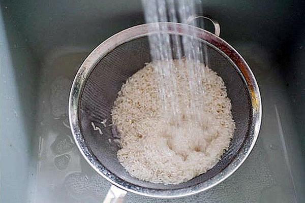 spoel en kook de rijst