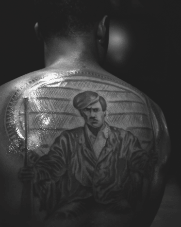 Fotó: Jun ChaCha 2011-ben a Black Panther társalapítója, Dr. Huey P. Newton nagy hátsó darabjának tetoválásáért felelős művész.