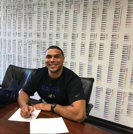 A Baltimore Ravens újonca, Chris Wormley aláírja a szerződését. Fotó: Instagram.
