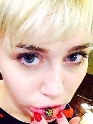 Foto: Instagram. Overraskende er tatoveringer på indre lepper ikke så uvanlige, selv om de virker som om de ville være utrolig smertefulle, og ved permanent å male innsiden av munnen, slutter Wormley og Switzer seg til noen av våre favorittfarger. kjendiser. Miley Cyrus fikk en pusekatt tatovert på leppen.