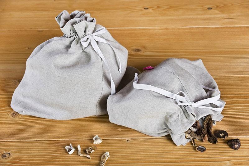 linnen zakken voor het drogen van pruimen