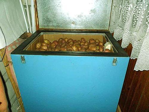 Aardappelen in een doos op het balkon