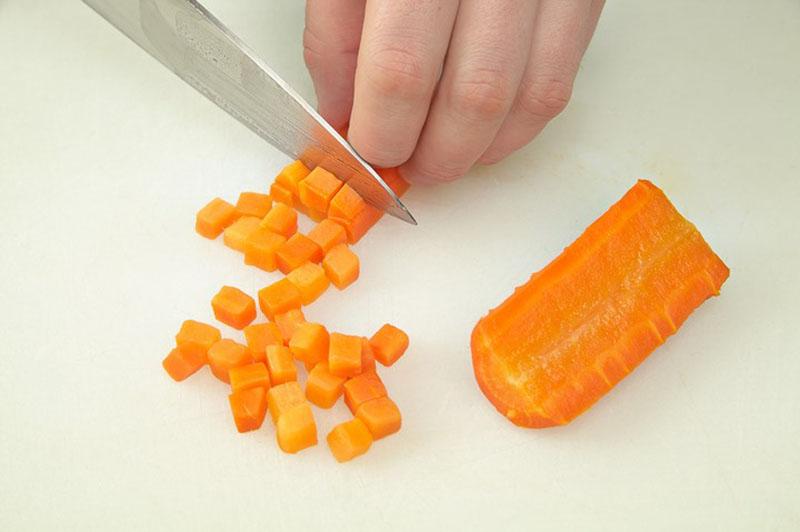 nasjeckajte oguljenu mrkvu