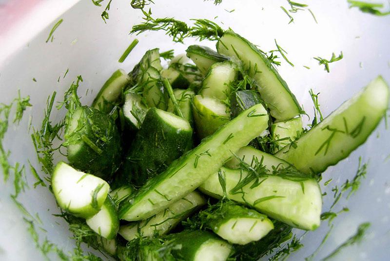 meng komkommers met kruiden