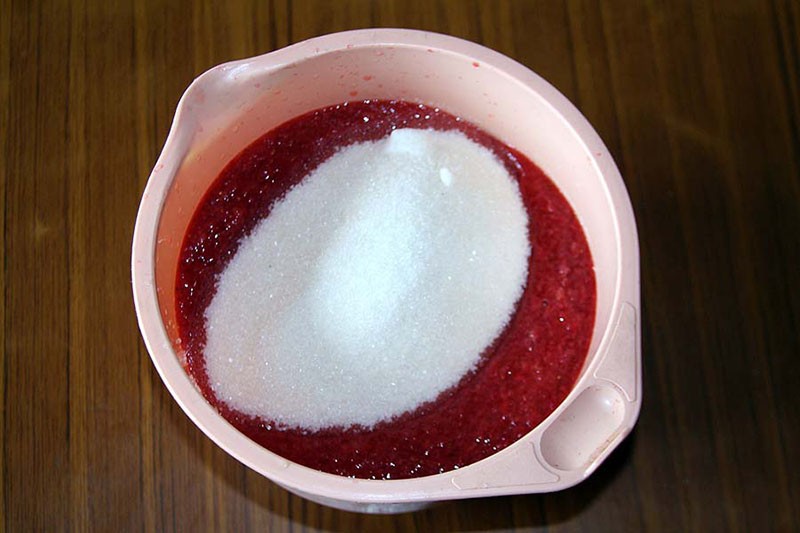 mix aardbeienpuree met suiker