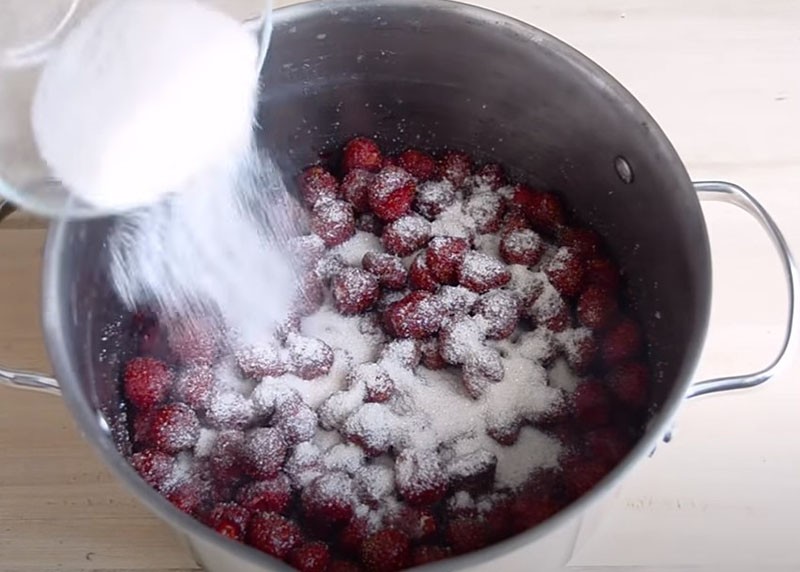 mix aardbeien met suiker
