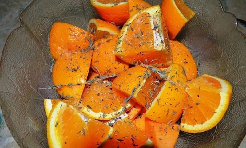 voeg kruiden toe aan sinaasappels en pompoen