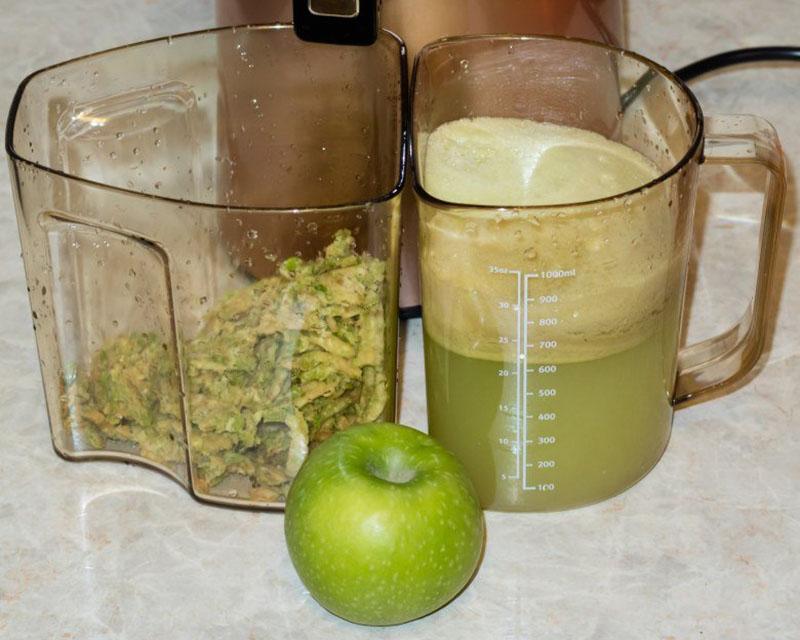 centrifugirajte jabuke kroz sokovnik