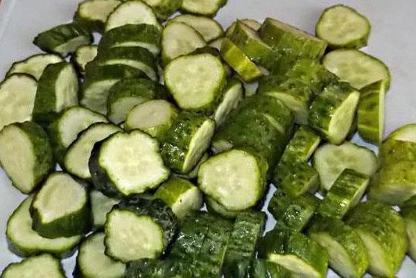 gesneden komkommers