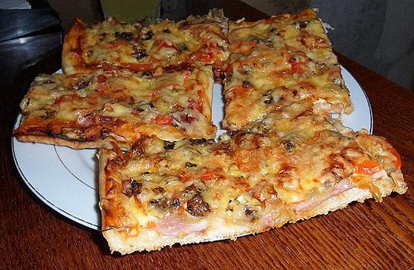 pizza s gljivama i kobasicama