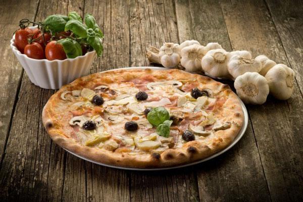 aromatična pizza sa sirom mozzarella