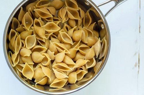 skuhajte i filtrirajte tjesteninu