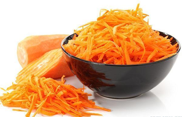 Rasp wortelen voor Chinese salade