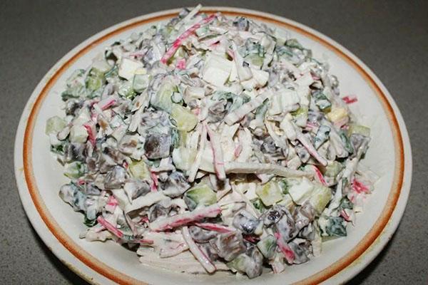 salade van krabsticks en gebakken champignons