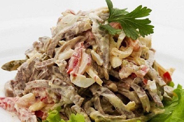 salade van gebakken champignons en gekookte tong