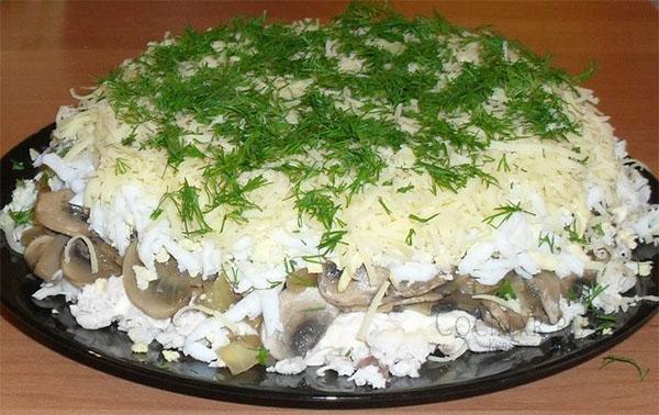 salata s prženim gljivama i piletinom