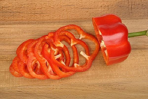 snijd de paprika in ringen