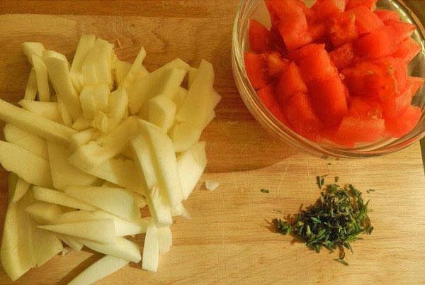 narezati tikvice i rajčice