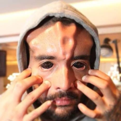 God utsikt over Rodriguez sine tatoverte øyne.