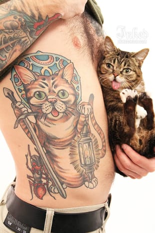 Lil Bub és haverja, Mike Bridavsky ellátogatnak a New York -i Inked irodába. Bridavsky megmutatja Lil Bub tetoválását.