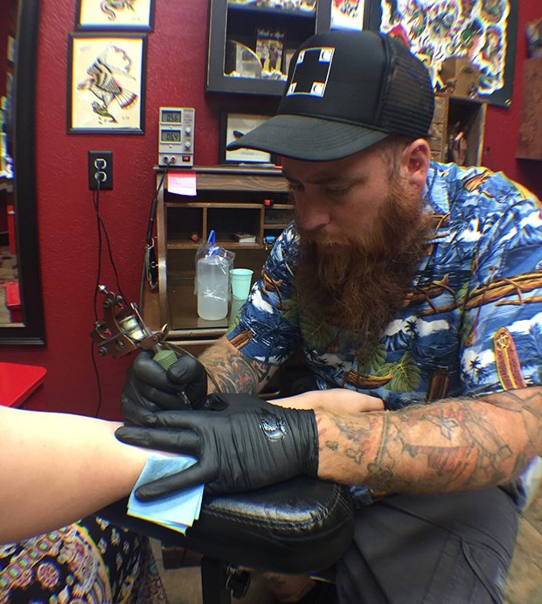 James Wells keményen dolgozik tetoválással a