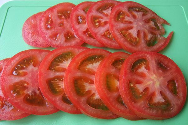 snij de tomaten in cirkels