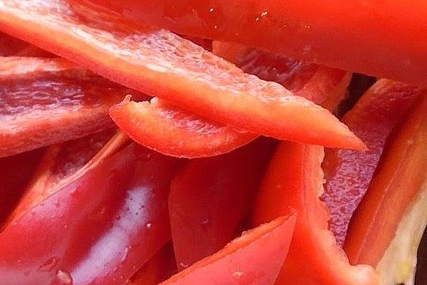 snijd de paprika in 8 stukken