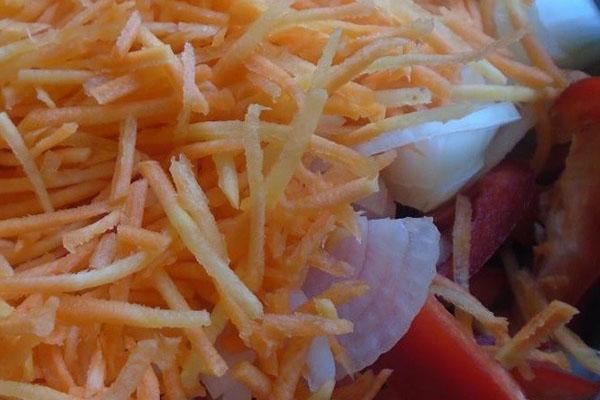 narežite mrkvu na tanke trakice