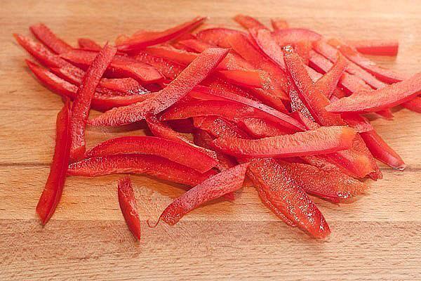 snijd de paprika in reepjes