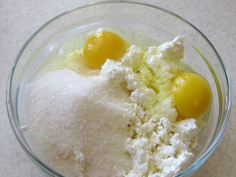 pomiješajte svježi sir sa jajima i šećerom