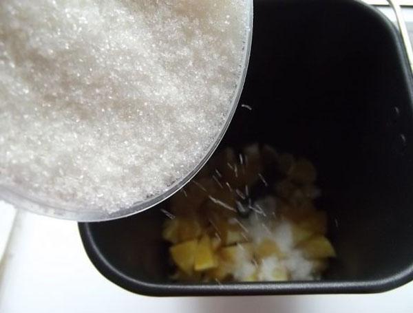giet suiker in de broodbakmachine